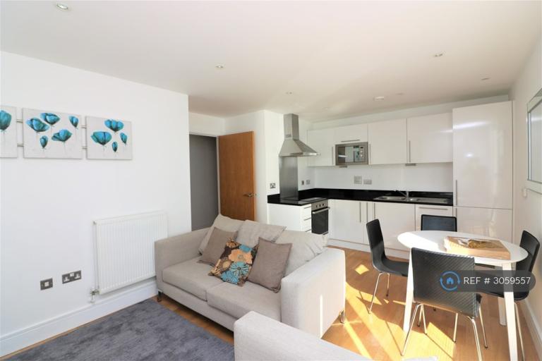 1 bedroom flat in Cobalt Point, London, E14 (1 bed) (#3059557)