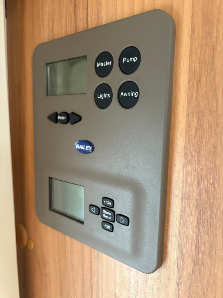  BAILEY UNICORN VIGO - FIXED TRANSVERSE ISLAND BED CARAVAN + MOTORMOVER 