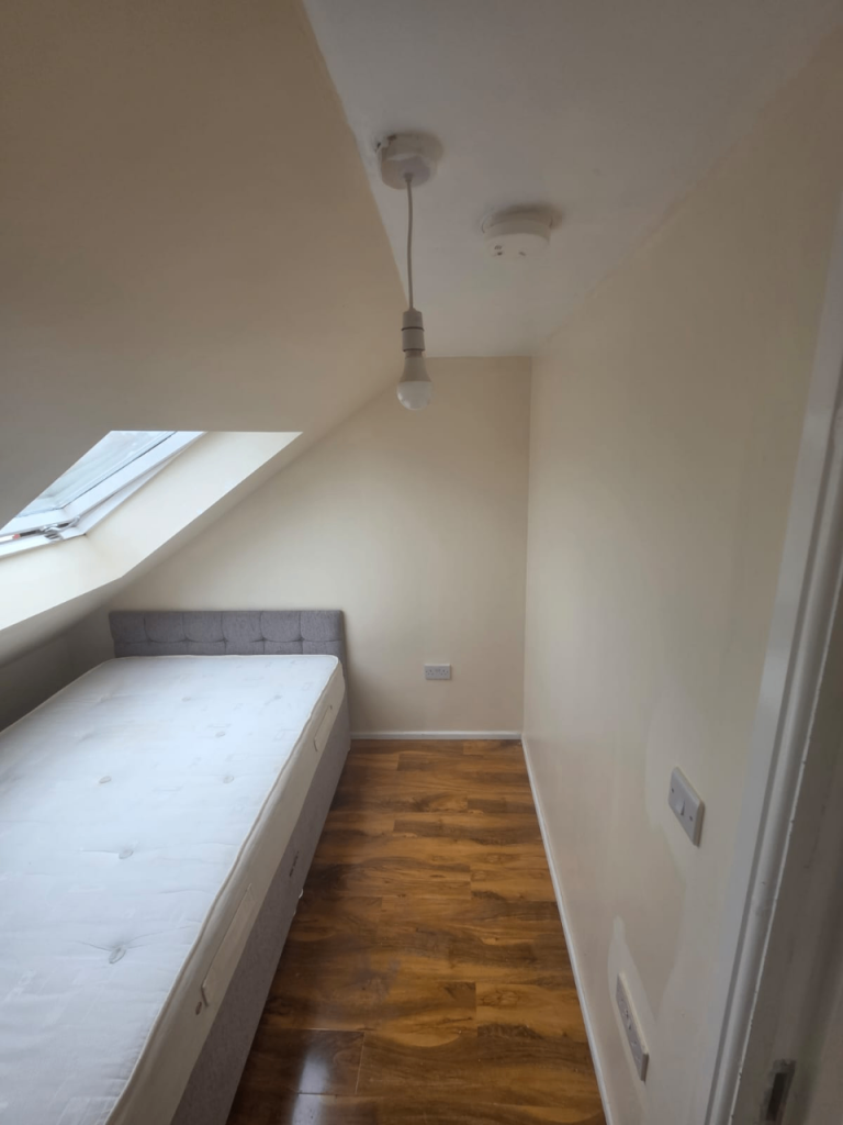 Separate and Spacious 2 Bed Flat available for Rent in - CR4 1DS