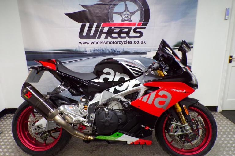 2018 APRILIA RSV4 RF WITH ONLY 11728 MILES FROM NEW