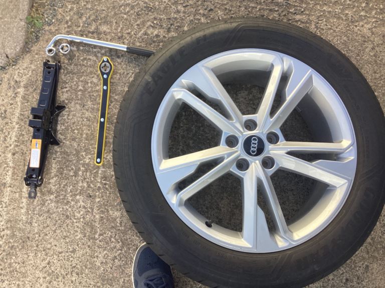 Auid alloy wheel and. Jack for q3 19” 