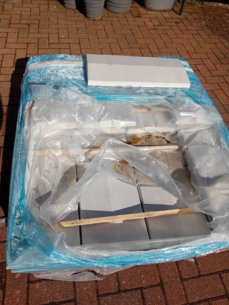 37 saddleback white coping stones 