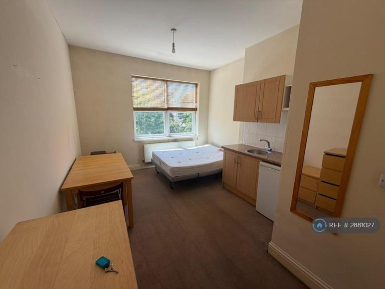 Studio flat in Redbourne Avenue, London, N3 (#2881027)