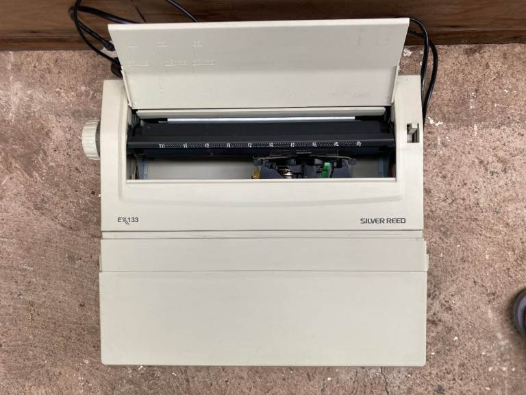 SILVER REED EX133 ELECTRIC TYPEWRITER plus original box