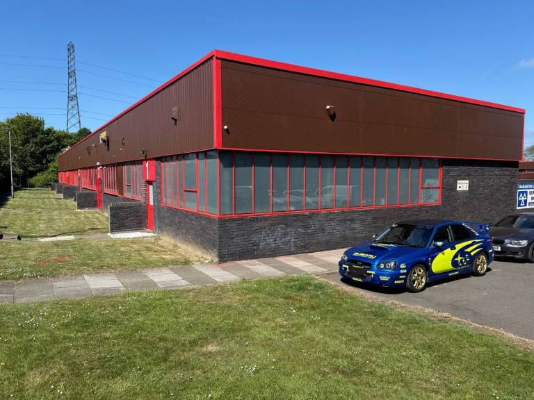 Motor Trade Unit to Let – 2,153 sq.ft, Roller Shutter, Secured Yard. RENT FREE AVAILABLE. 