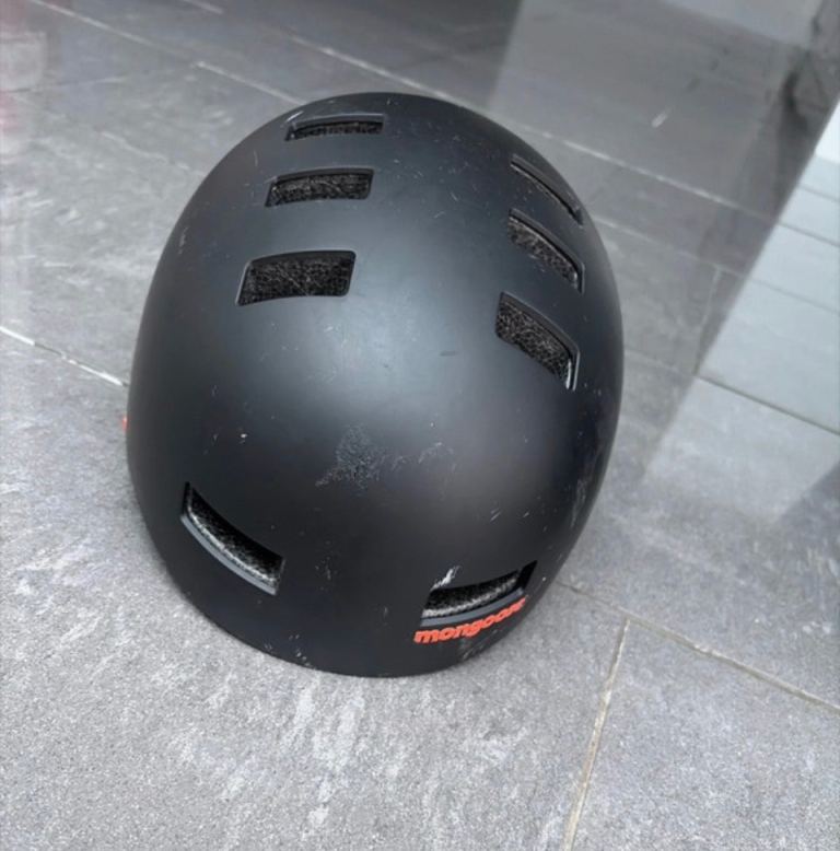 Kids mongoose bike helmet couple of scratches but still in good condition size in the photo (5)