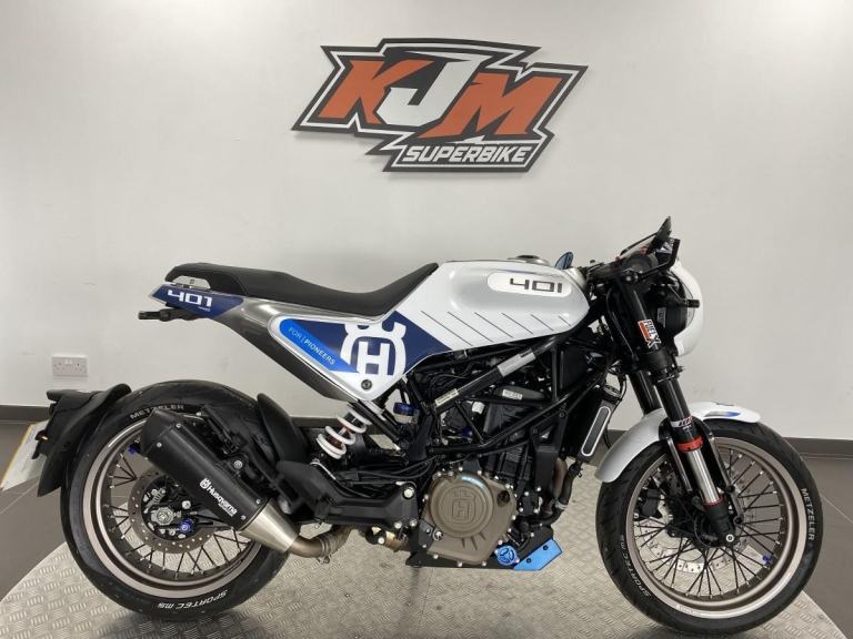 HUSQVARNA VITPILEN 401 IN WHITE, 2024/24, 1,992 MILES COVERED.