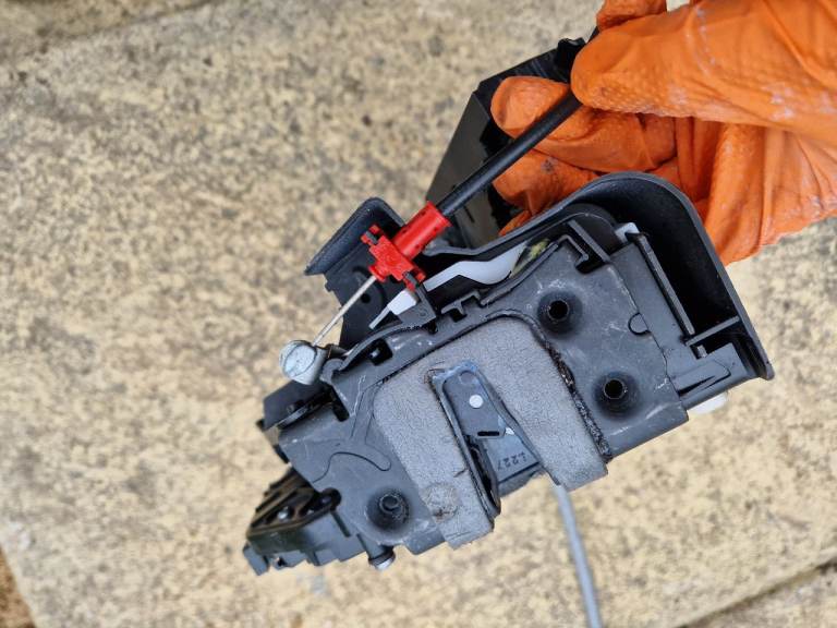 FOR SALE CENTRAL LOCKING MOTOR AND CATCH for 2010 MONDEO MK4 REAR PASSENGER SIDE