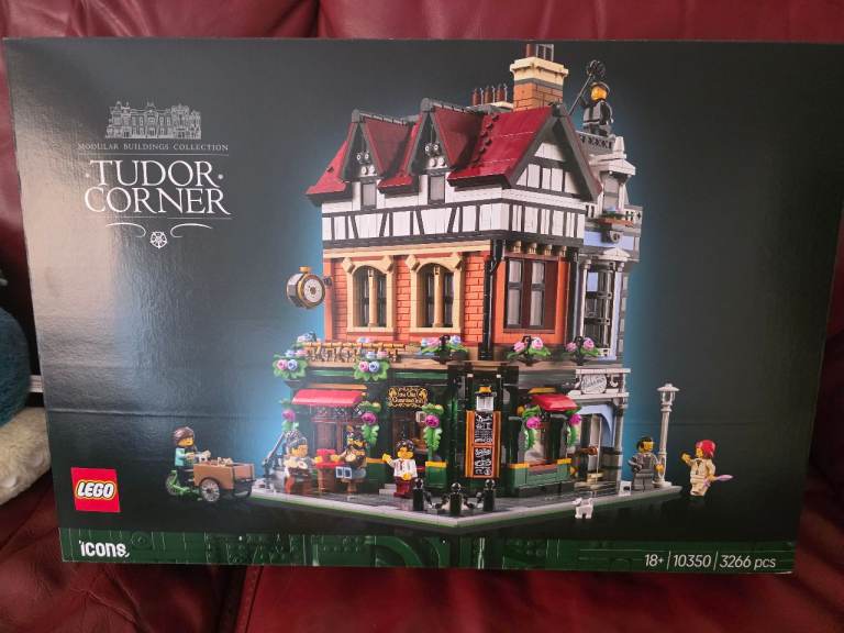 LEGO 10350 Tudor Corner