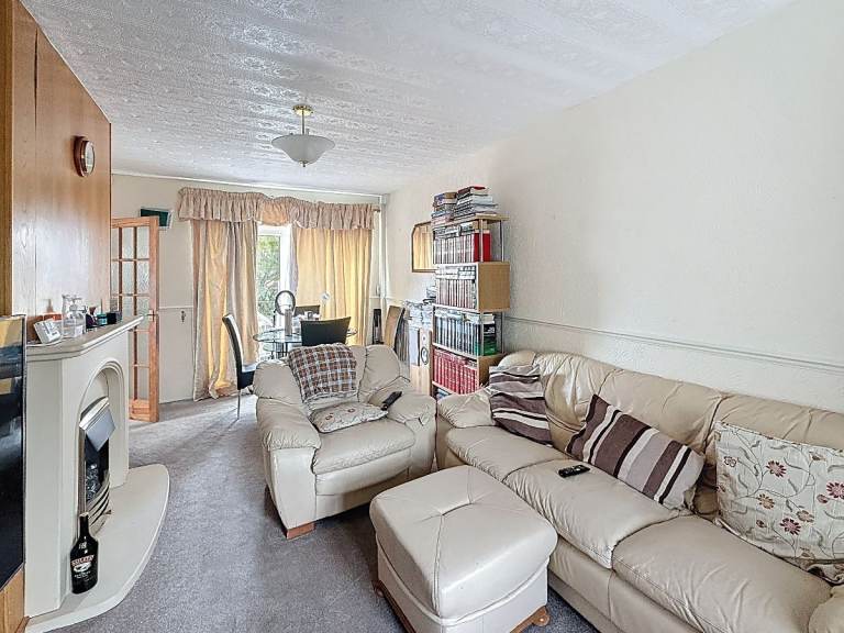 3 bedroom house in Pinfold Avenue, Stoke-on-Trent, ST6 8EW