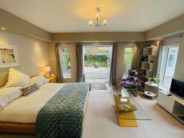 Fully furnished, detached, double bedroom, studio/flat, 3 rooms, off street parking, private garden