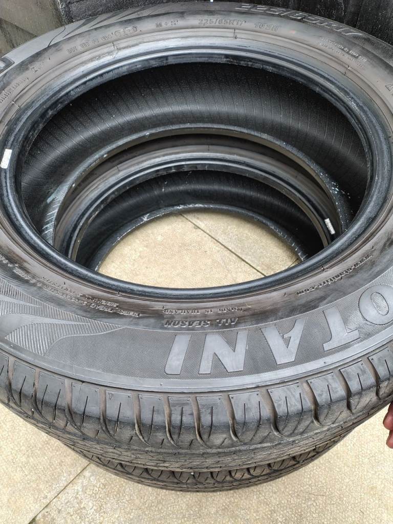 2x 225/65 R17 tyres 