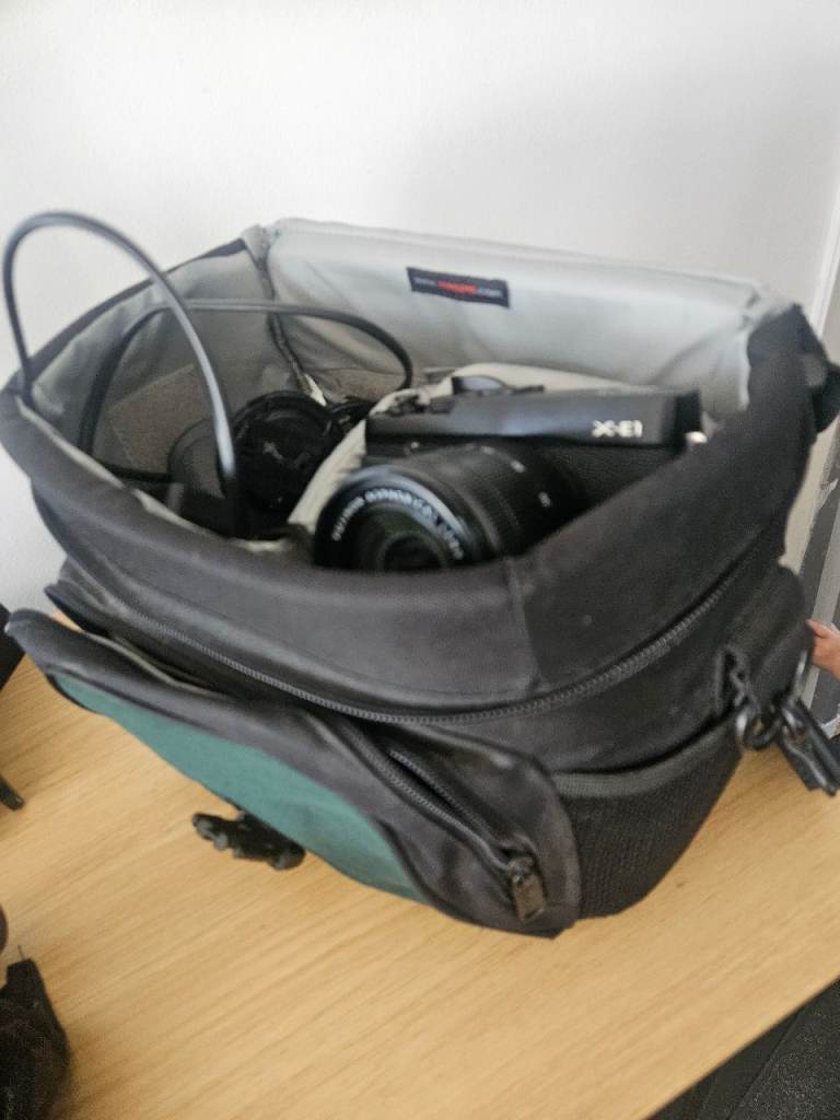 Fujifilm X-E1 Digital Camera with Lens and Bag – Good Condition