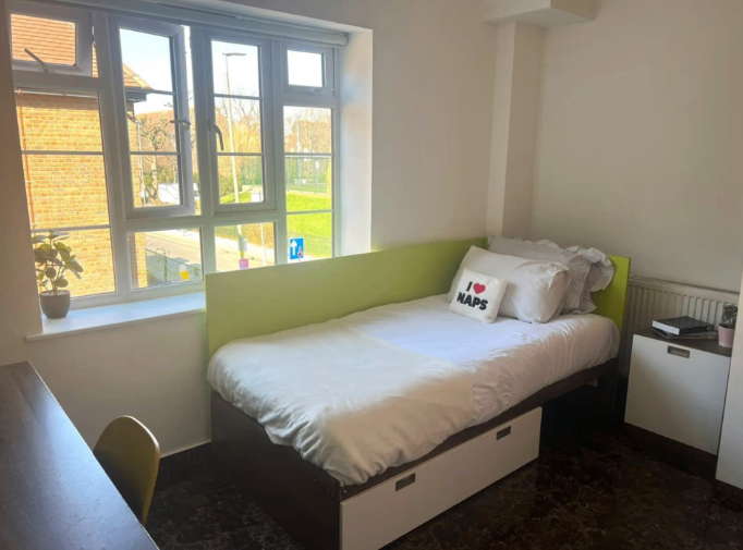 Room on Rent for Students Only SW17 9BU