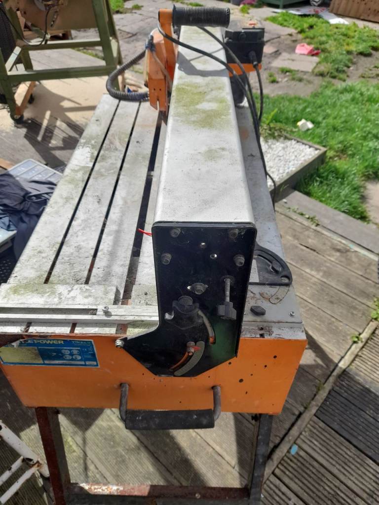 Tile cutter
