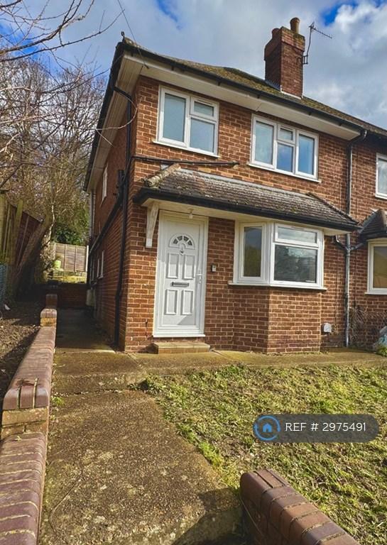 2 bedroom house in Foxburrows Avenue, Guildford, GU2 (2 bed) (#2975491)