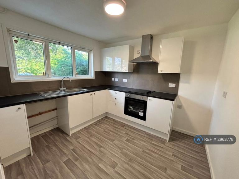 3 bedroom house in Prentice Court, Northampton, NN3 (3 bed) (#2963776)