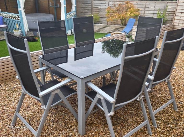 FREE - Out door table and recliner Chairs - 6 person