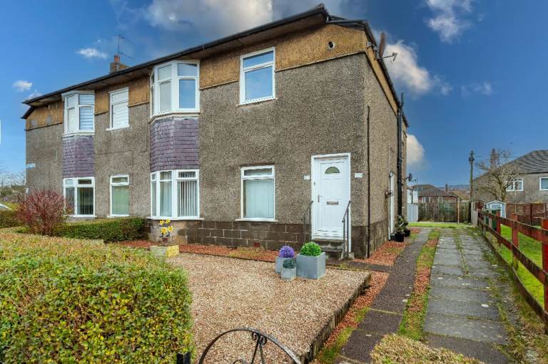 Three Bed Upper Cottage Flat located in Trinity Avenue G52 3ES - Available Now