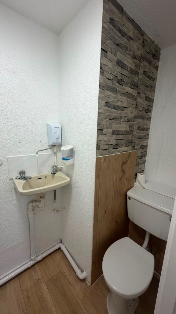 Southport, studio flat available on Knowsley Road