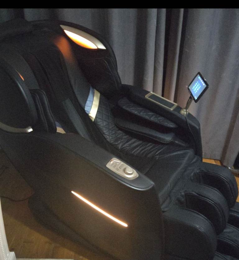 Zero gravity massage chair