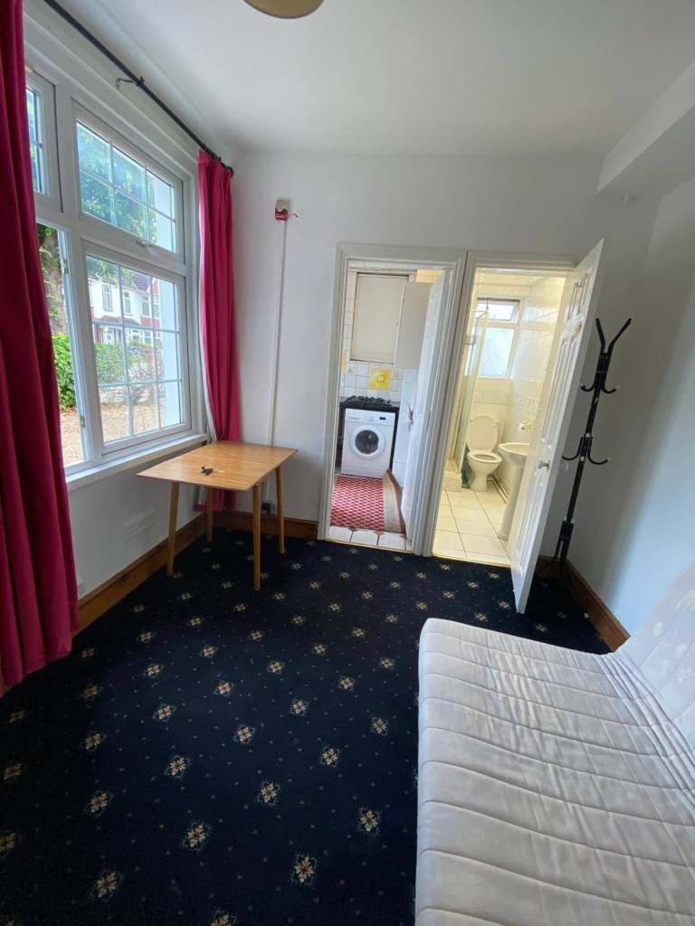 Spacious Ground floor studio Flat available to rent in Wembley - Harrow Road