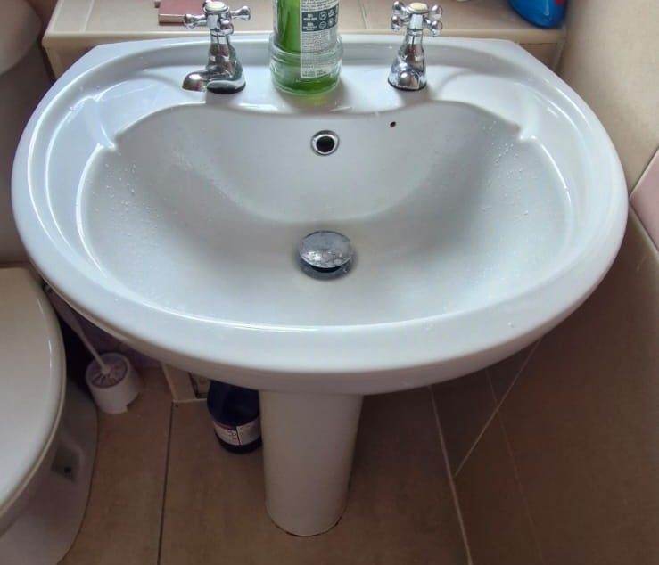 Bathroom White Goods - 1x Toilet & 2x Sink Basins 1x Toilets - Used