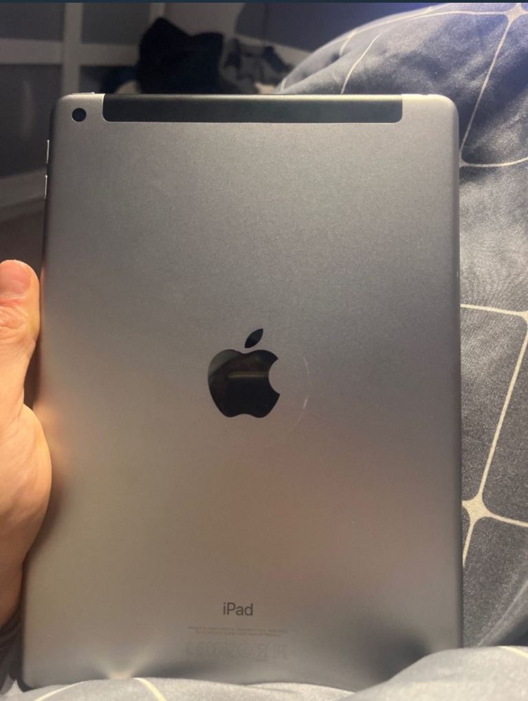 iPad 5th gen 32 gb WiFi unlocked sim