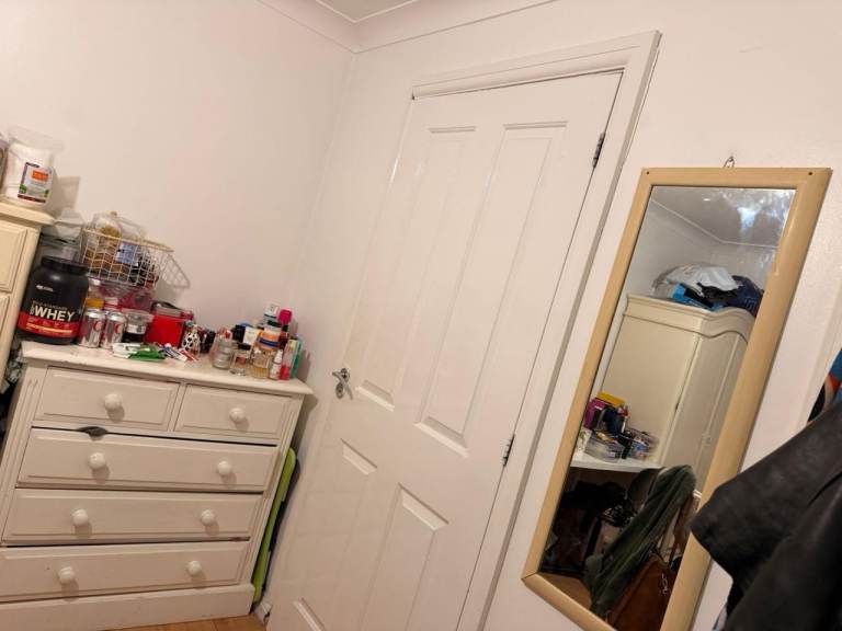 Single ensuite room available in a 5 bedroom house