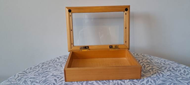 SMALL WOODEN MEMORY BOX SHADOW BOX DISPLAY CASE FOR KEEPSAKES.  UNUSED