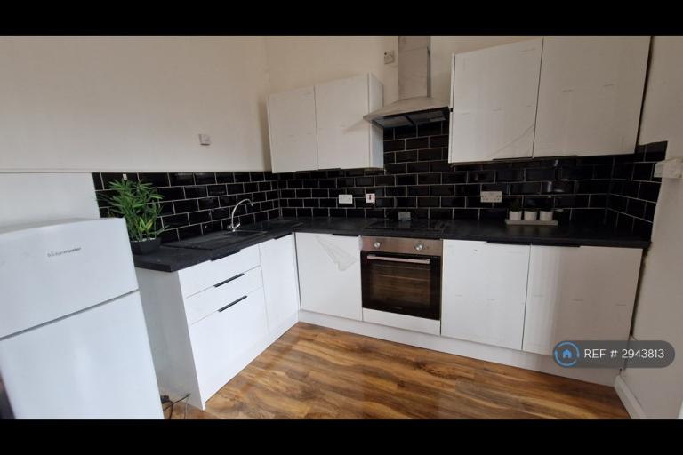 3 bedroom flat in Polygon Road, Manchester, M8 (3 bed) (#2943813)