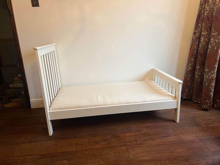 Cotbed, mattress and chest of drawers.