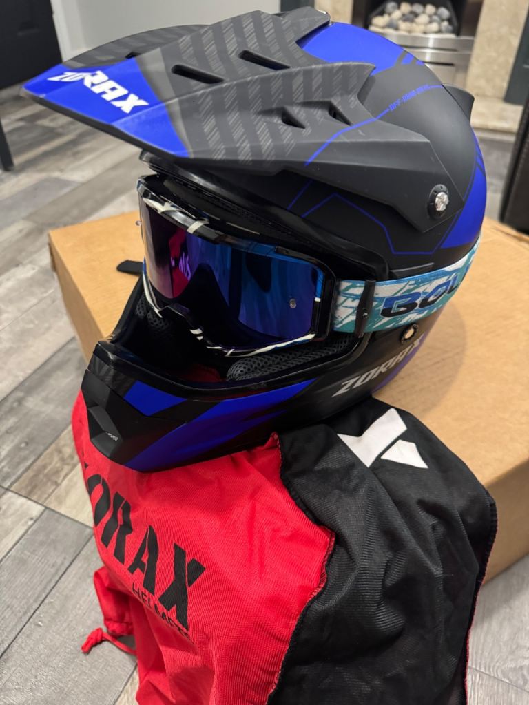 Mtb helmet and goggles