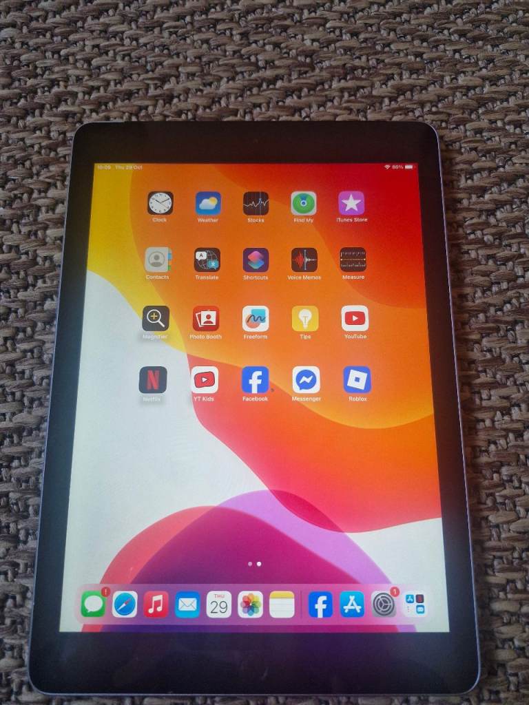 Apple iPad Tablet wifi and sim  – Silver, Good Condition