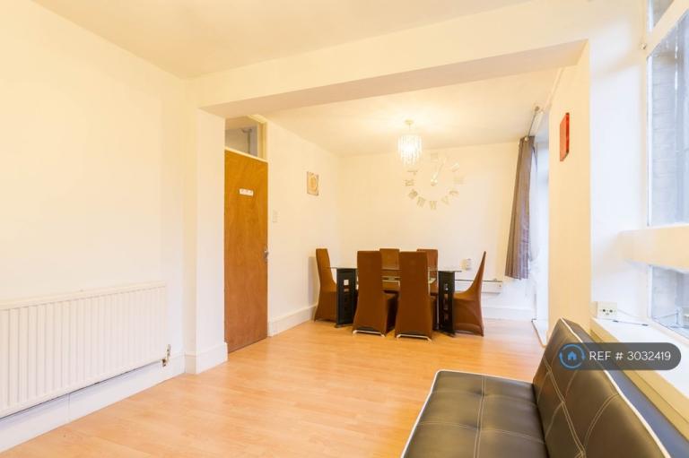 3 bedroom flat in Arthur Wade House, London, E2 (3 bed) (#3032419)