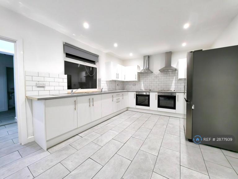 5 bedroom house in Southfield Road-, Teesside University, TS1 (5 bed) (#2877939)