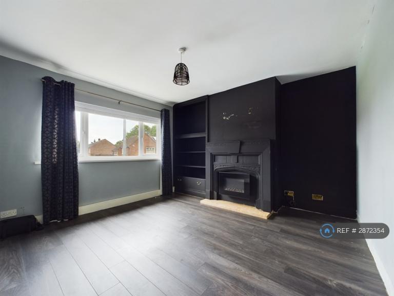 1 bedroom flat in Richmond Drive, Leigh, WN7 (1 bed) (#2872354)