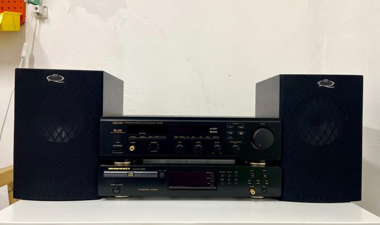 CD Player, Amp / AM-FM Tuner / Receiver & Speakers Hi-Fi Set