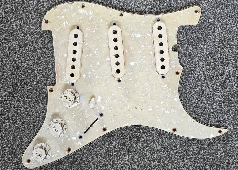 Stratocaster scratch plate (11-hole) and plastics - aged