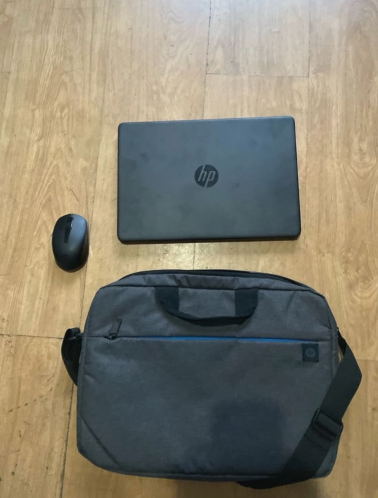 hp laptop with bag mouse and charger