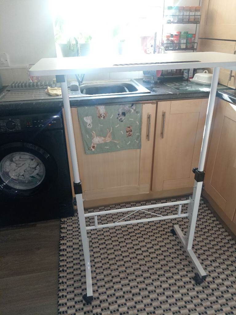 Height adjustable standing desk