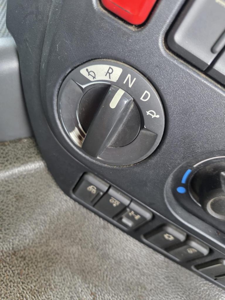 2015 DAF CF 75.330 26T FLATBED WITH MOFFETT ATTACHMENTS