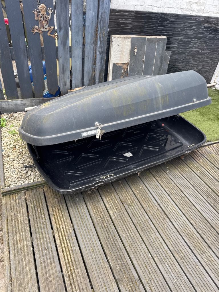 Halfords roof box no roof rack but has fixtures 
