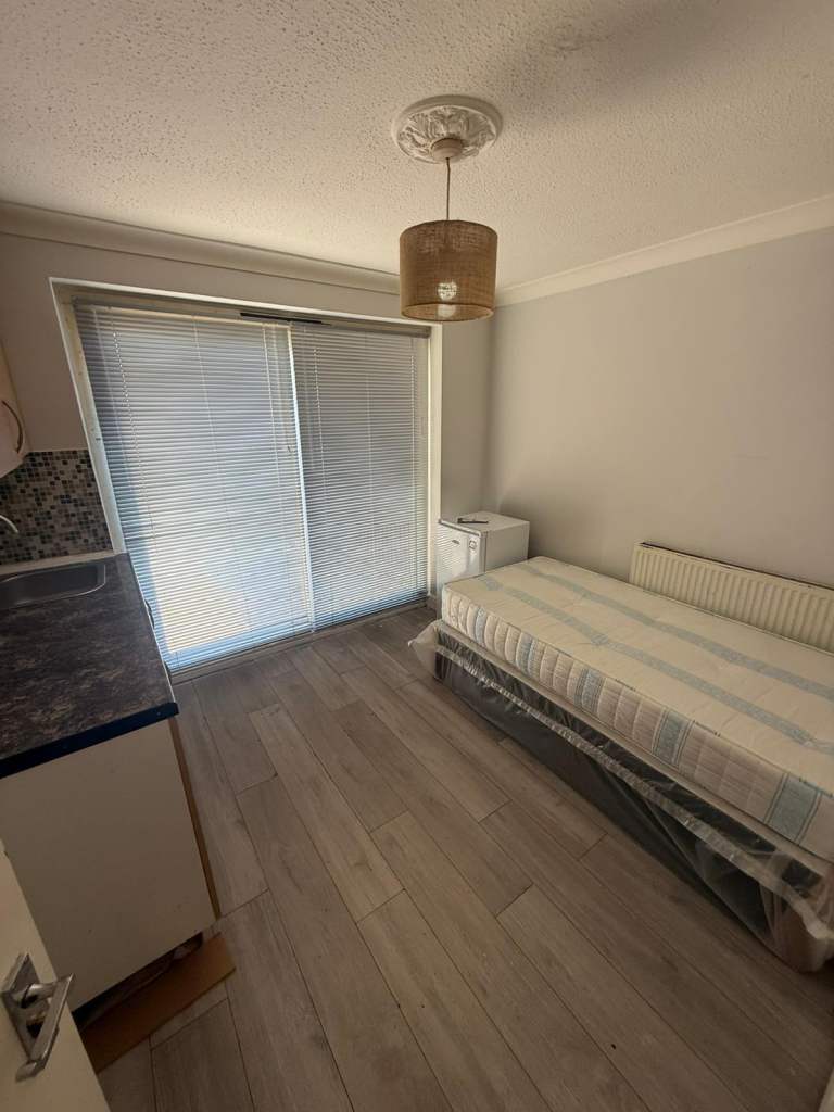 DSS ACCEPTED - Studio Flat Available in Rodney Rd, Twickenham TW2