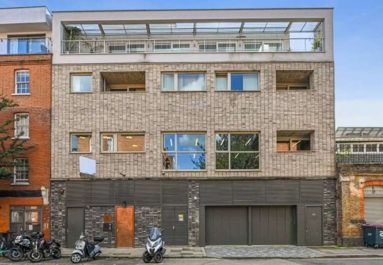Furnished office to rent in *Shoreditch*. Office Space for 50 desks E2