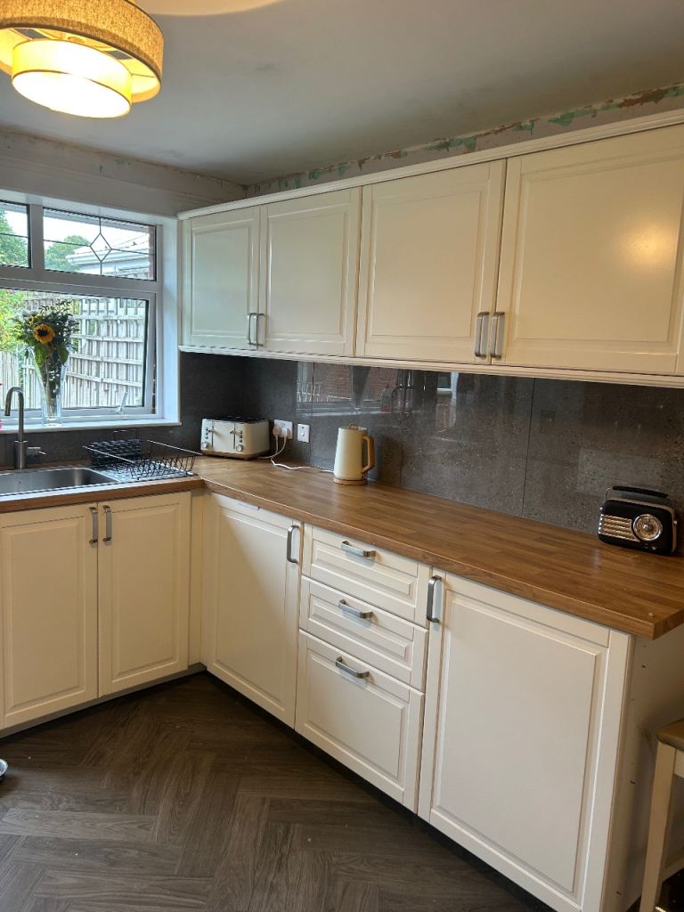 Full Kitchen Units with Worktops – Good Condition