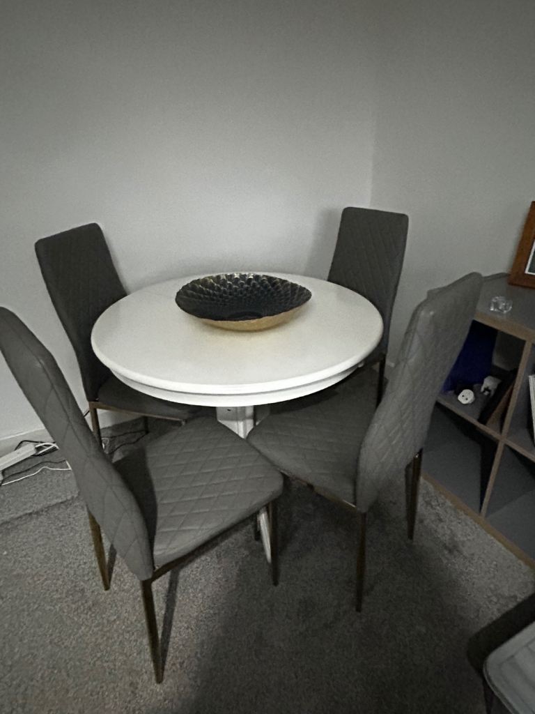 SOLD Extendable dining table and 4 chairs