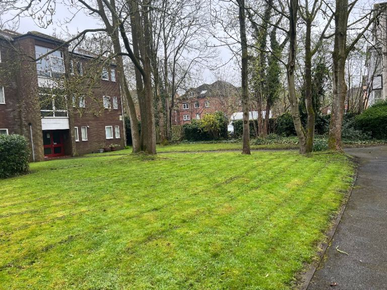 2 bedroom apartment available 