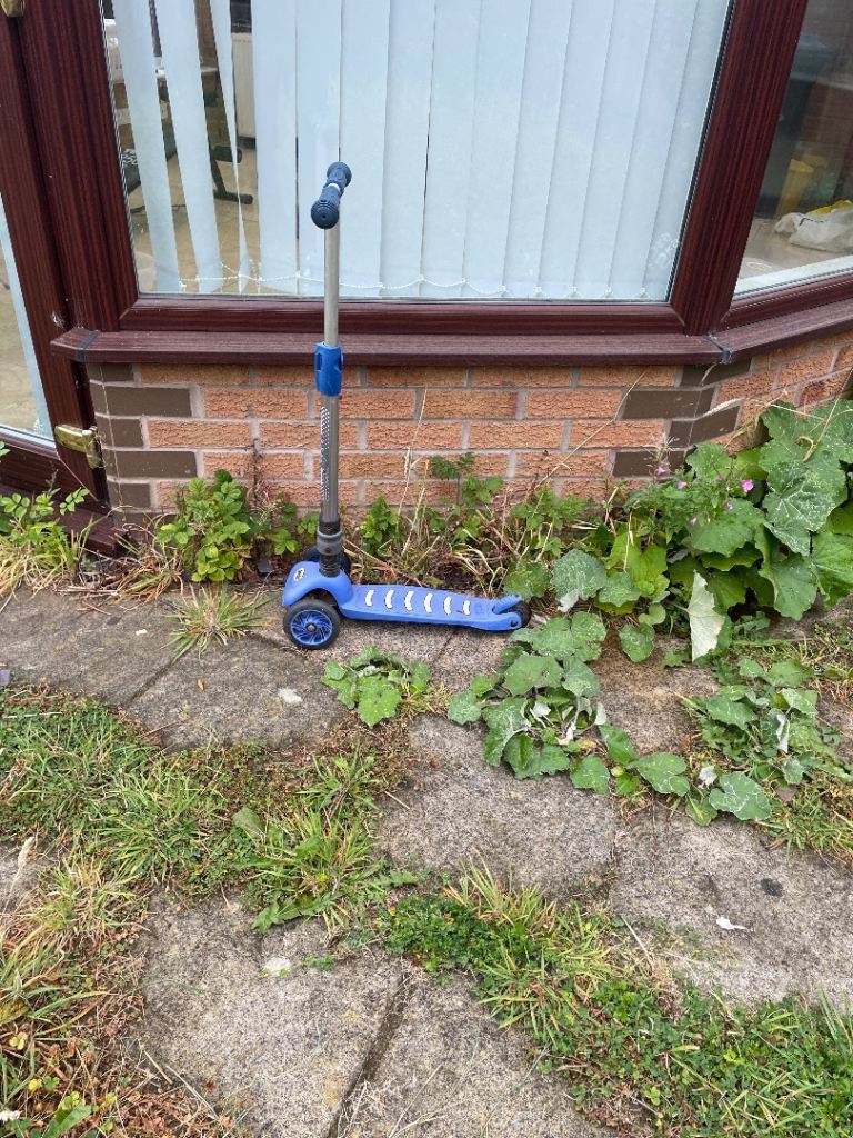 Kids Blue Scooter – Good Condition, Ready to Ride