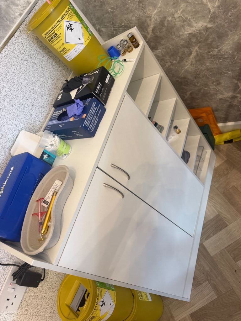 White Storage Unit with Shelves and Cupboards – Good Condition